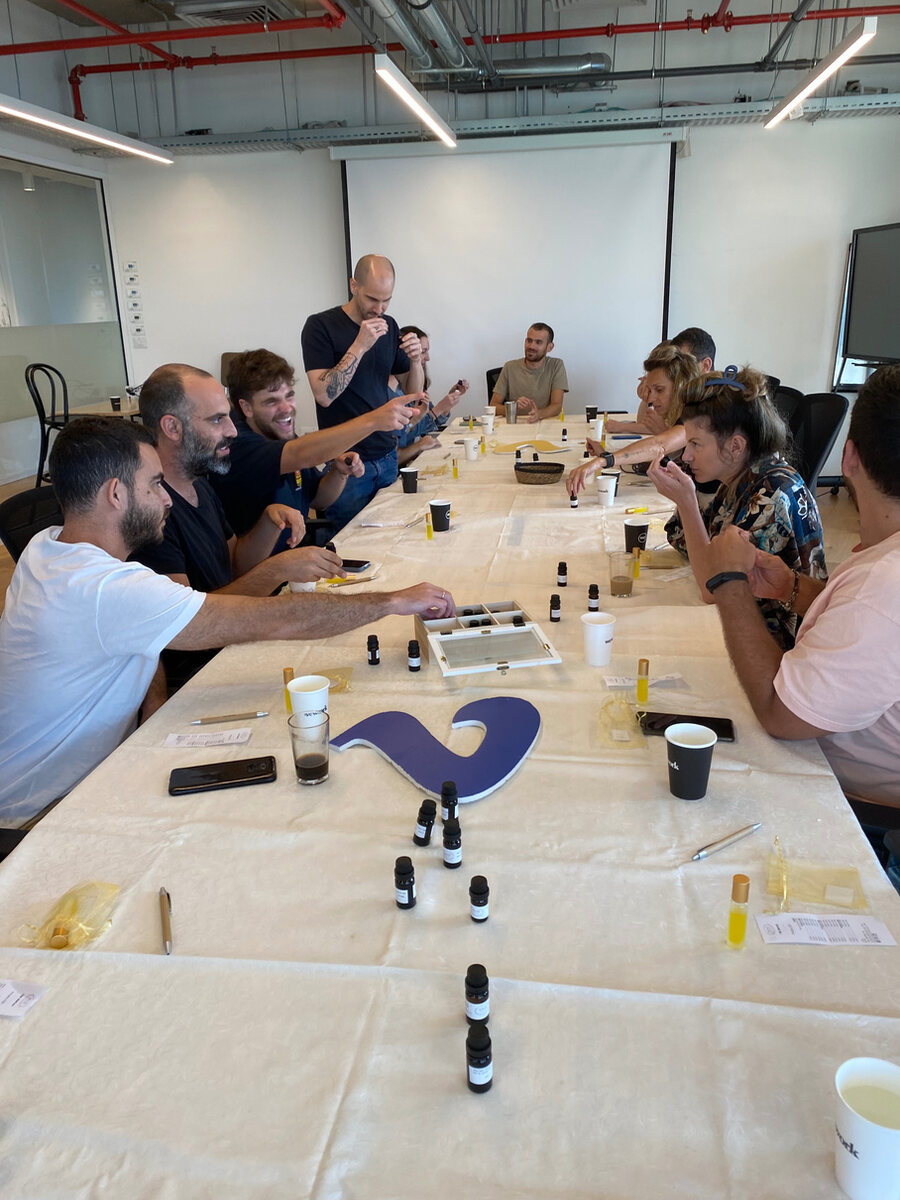 צוות משתתף יחד בסדנת רוקחות טבעית